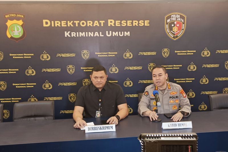 Direktur Reserse Kriminal Umum (Dirreskrimum) Polda Metro Jaya Kombes Pol Hengki Haryadi (kiri) bersama Kabid Humas Polda Metro Jaya Kombes Pol Trunoyudo Wisnu Andiko saat melakukan konferensi pers di Jakarta Selasa (24/1/2023).
