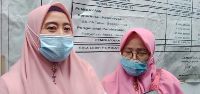 TAK SEBANDING: Wiwik Winarsih (kanan) dan rekannya saat diwawancarai oleh awak media, kemarin (5/2). Wiwik pun menceritakan honor yang diterima belum sebanding dengan pelayanan kesehatan puskesmas.