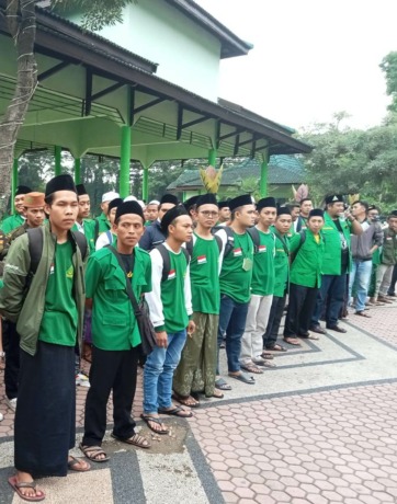 BERANGKAT KE KOTA DELTA: Warga nahdliyin Bondowoso ketika berkumpul di Alun-Alun Ki Ronggo, kemarin (6/2). Ribuan masyarakat Bondowoso berbondong-bondong sudah berangkat ke kota Delta.