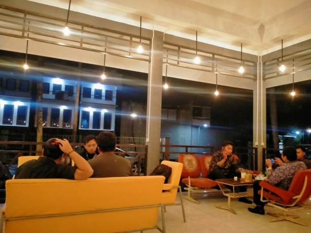 BANGGA KOPI LOKAL: Suasana kedai kopi di daerah kampus, Kecamatan Sumbersari.