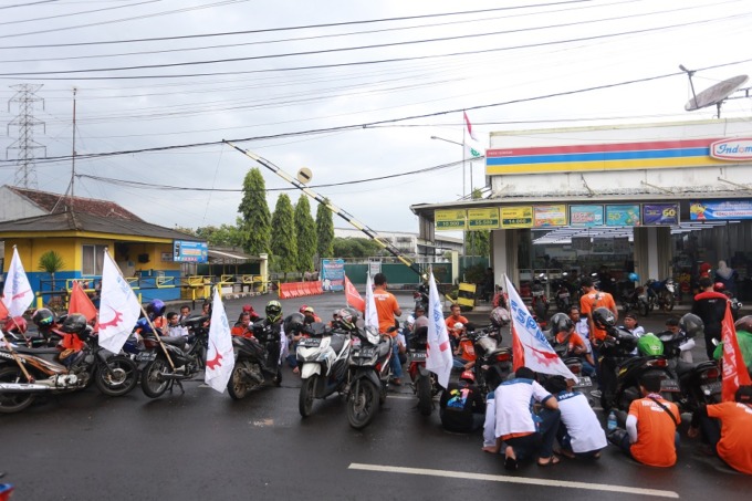 PASCAKONVOI: Puluhan masa aksi damai dalam rangka menyuarakan tuntutan kepada PT Indomarco Prismatama, di Karangrejo, Kecamatan Sumbersari, kemarin (31/1).
