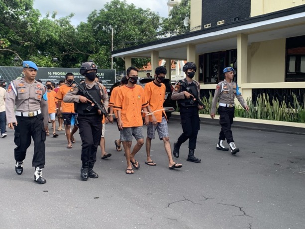 DIAMANKAN: Sejumlah tersangka kasus peredaran narkoba, baik pengedar maupun pemakai, ketika konferensi pers di Polres Bondowoso.