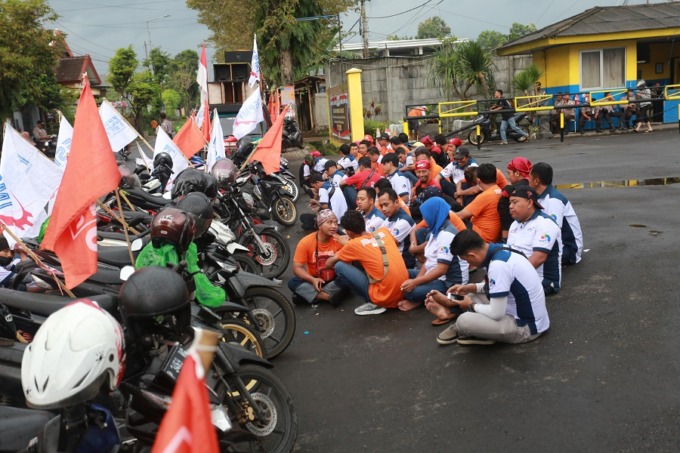 AKSI DAMAI: beberapa pekerja yang tergabung dalam FSPMI meyuarakan tuntutan kepada pihak PT Indomarco Prismatama, Selasa (31/1).