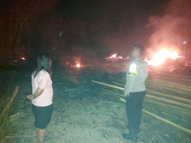 TIDAK TERSISA: Gudang pengeringan tembakau yang ada di Dusun Demangan, Desa Kesilir, Kecamatan Wuluhan, ludes terbakar.