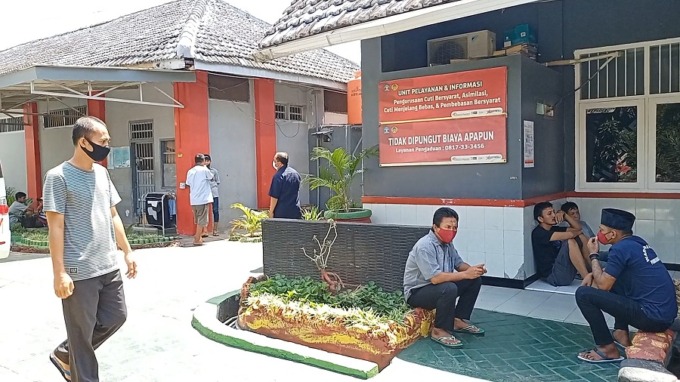 AKTIVITAS NORMAL: Suasana di dalam Lapas Kelas II A Jember. Saat penggeledahan kemarin, masih saja ditemukan barang terlarang di beberapa blok kamar narapidana.