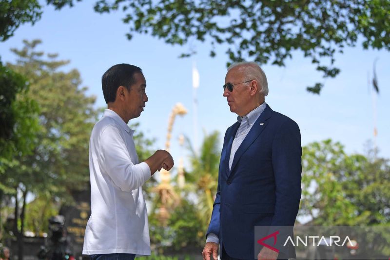 Foto arsip - Presiden Joko Widodo (kiri) menyambut kedatangan Presiden Amerika Serikat Joe Biden di lokasi persemaian dan penanaman pohon mangrove Taman Hutan Raya (Tahura) Ngurah Rai pada hari kedua KTT G20 Indonesia di Denpasar, Bali, Rabu (16/11/2022).