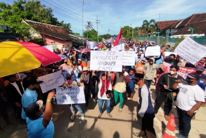 TURUN JALAN: Ratusan warga Grenden, Kecamatan Puger, menggelar aksi di jalan masuk pabrik semen PT Imasco, Selasa (14/2).