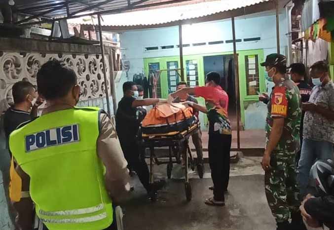 Jenazah Sumarni dibawa petugas. Dia ditemukan tewas di rumah majikannya di Lingkungan Jogonalan, Kelurahan Jogosari, Kecamatan Pandaan.