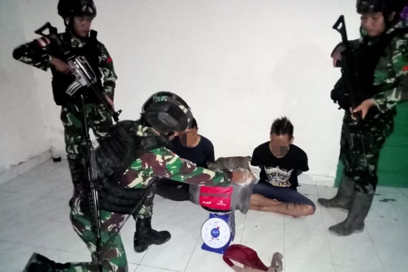 Personel dari Satgas Pamtas Batalyon Infanteri (Yonif) 645/Gardatama Yudha sedang menimbang barang bawaan pelintas batas yang berisi 7,1 kilogram sabu-sabu dari Malaysia.