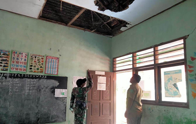 Kondisi plafon TK PKK Inayatus Shobiyin di Dusun Taman, Desa Sumber Banteng, Kejayan, Kabupaten Pasuruan ambrol.