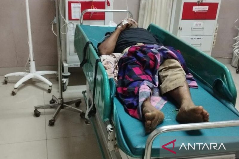 Korban tertimpa pohon kelapa yakni Jajang (63) warga Kampung Cisalak, RT 03, RW 12, Desa Sukamaju, Kecamatan Cikembar, Kabupaten Sukabumi, Jabar saat menjalani perawatan di RSUD Sekarwangi pada Senin (13/2/2023).