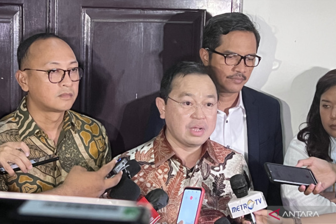 Pengacara keluarga Ferdy Sambo, Arman Hanis (tengah) memberikan keterangan kepada wartawan di Pengadilan Negeri Jakarta Selatan, Jakarta, Senin (13/2/2023).