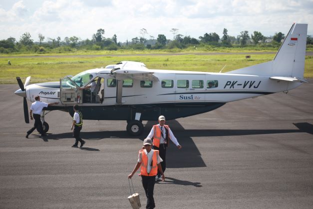 SIAP BERANGKAT: Pesawat perintis di Bandara Notohadinegoro, Desa Wirowongso, Kecamatan Ajung, terus beroperasi.