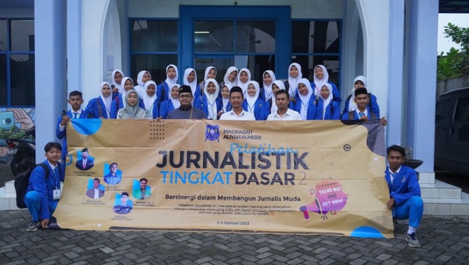 KOMPAK: Guru dan siswa MA Al Misri, Desa Curahmalang, Kecamatan Rambipuji, pose bersama usai mengikuti pelatihan jurnalistik, kemarin.