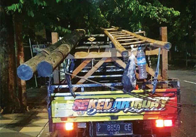 Barang bukti mobil dan tangga digunakan komplotan pencuri asal Lumajang, mereka terangkap polisi saat melakukan aksi kejahatan.