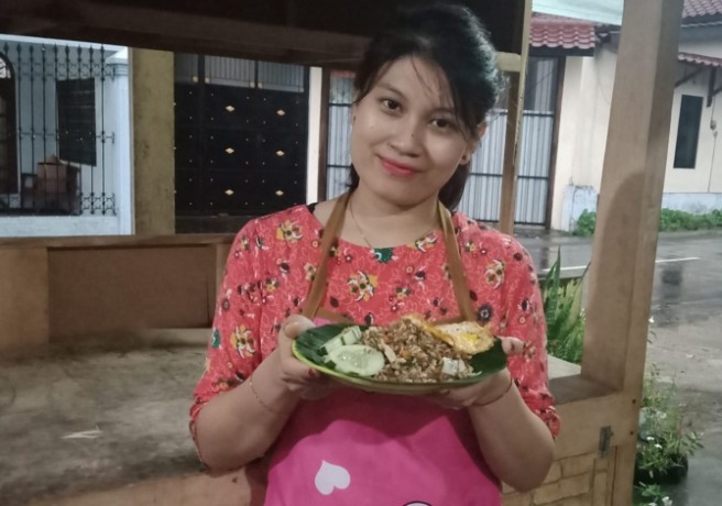 Reni menunjukkan nasi tiwul hasil olahan sendiri dan disukai oleh penikmat kuliner, apalagi menu jadul ini kini hadir lebih memikat sehingga kesan jadul semakin terpinggirkan.