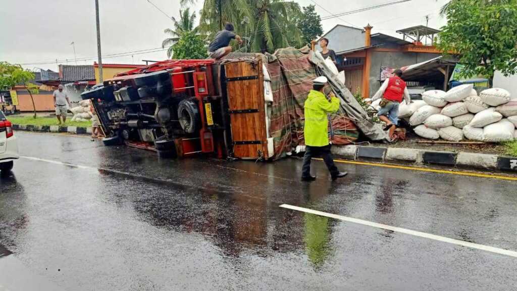 Truk pengangkut bawang merah nomor polisi AA 1863 XX terguling di Jalan Daendels Kalurahan Jangkaran, Temon, Kulonprogo, Jogjakartas kemarin