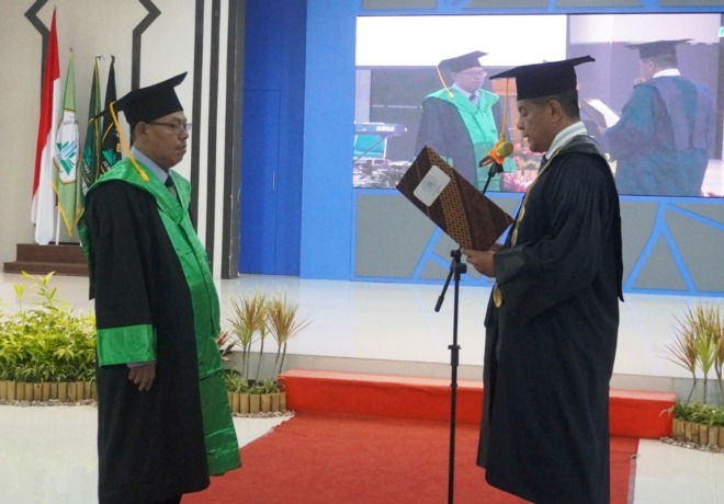 KHIDMAT: Proses pengukuhan Wakil Rektor III UIN KHAS Jember Prof Hepni Zein menjadi guru besar bidang ilmu Manajemen Pendidikan Islam. (Foto: Humas UIN KHAS untuk Radar Jember)