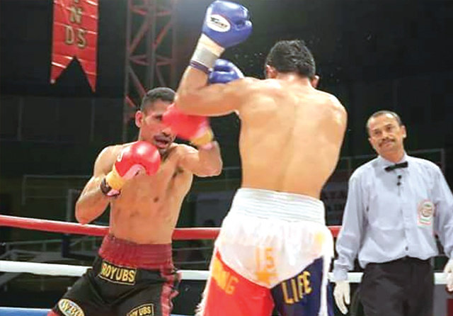 Terlihat dalam foto Muhammad Rois ketika menjadi wasit di atas ring. Dia satu-satunya wasit tinju berlatar belakang pendidik.