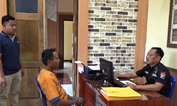 PROSES PENYIDIKAN: Busen, 47, tersangka pencabulan anak di bawah umur, saat menjalani pemeriksaan di Polsek Sumberbaru, belum lama ini.