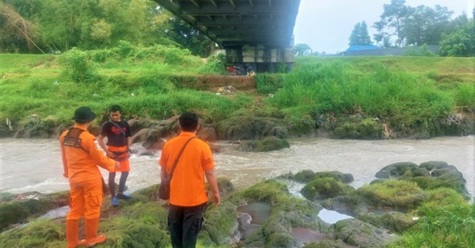 PROSES PENCARIAN: Tim SAR gabungan terus berkoordinasi dalam pencarian dua korban yang hanyut di Kali Tanggul, Dusun Ponjen, Desa/Kecamatan Kencong, Jember.