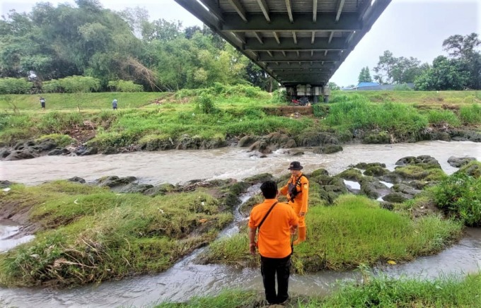 BELUM DITEMUKAN: Tim SAR gabungan dari Basarnas dan TRC BPBD Jember, menyisir di bawah jembatan lokasi dua korban terjatuh. Pencarian dilakukan hingga lima kilometer ke arah hilir.