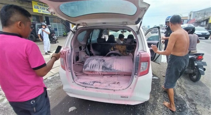 MEMAKAN KORBAN: Mobil Daihatsu Sigra P 1957 IR inilah yang terbakar saat mengangkut BBM di Jalan Dharmawangsa, Desa Jubung, Kecamatan Sukorambi, Jember, Jumat (3/2).