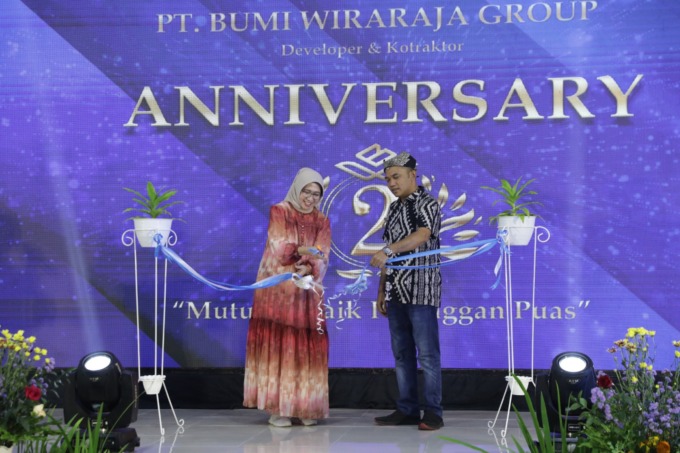 PELUNCURAN: Wakil Bupati Lumajang Indah Amperawati dan Owner PT Bumi Wiraraja Group Lumajang Eko Wahyudi launching Pulo Permata Garden dan peringati Anniversary ke-2 PT Bumi Wiraraja Group Lumajang di Aula Istana Kuliner, Sabtu (4/2) lalu.