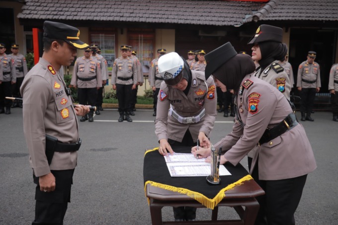 PEJABAT BARU: Kapolres Jember AKBP Hery Purnomo menyaksikan proses penandatangan sertijab Kasatlantas Polres Jember di polres setempat, hari ini (6/2).