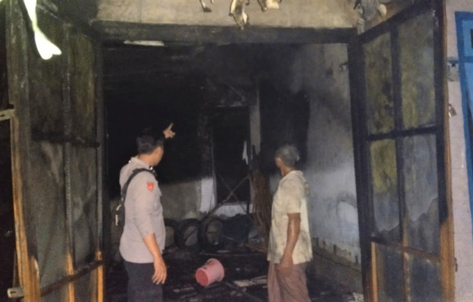 AKIBAT KORSLETING: Kondisi garasi rumah warga di Dusun Krajan Kidul, Desa Sumberejo, Ambulu, Jember, yang terbakar. Api bermula dari korsleting listrik mobil yang terparkir di garasi rumah.