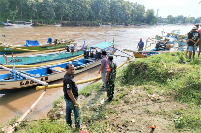 PROSES PENCARIAN: Tim SAR gabungan dan keluarga korban bersama-sama mencari keberadaan bocah 9 tahun yang hanyut saat mengambil bola di Sungai Bedadung, tak jauh dari rumahnya.