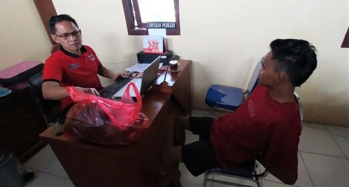 TAK BERKUTIK: Tersangka (kanan) saat menjalani pemeriksaan di Polsek Tempurejo, Kamis (9/2).