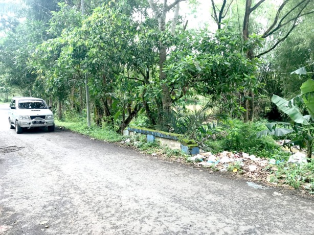 MIRIS: Sampah bertumpuk di sungai kecil, hingga berserakan ke jalan. Padahal, tempat ini tidak jauh dari TPA Taman Krocok.