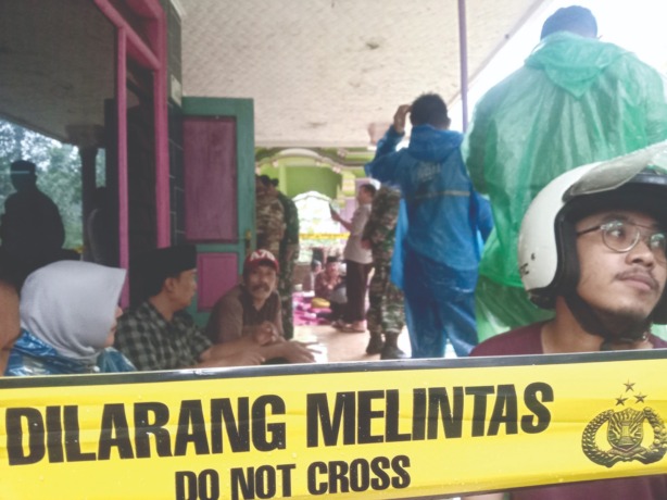 OLAH TKP: Sejumlah petugas kepolisian saat melakukan olah TKP di rumah Sahid, warga Dusun Krajan, Desa Sruni, Kecamatan Klakah.