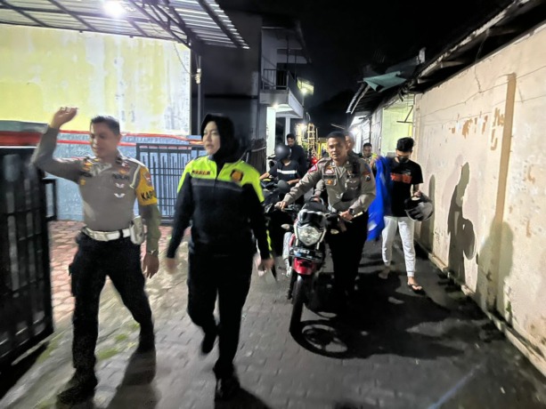 TAK BISA LARI: Satlantas Polres Jember mengamankan pelaku balap liar yang melarikan diri ke gang-gang rumah warga di Kecamatan Kaliwates.