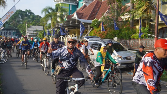 SEMARAK: Civitas akademika UIN KHAS dan masyarakat Jember terlihat ceria saat mengikuti Gowes Bersama UIN KHAS Jember, Minggu (12/02).
