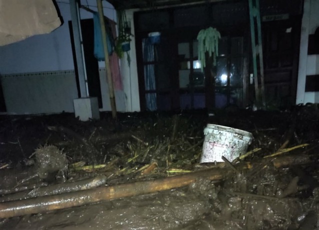 SIAGA SATU: Tangkapan layar video kiriman warga tentang banjir bandang di kawasan Desa Sempol, Kecamatan Ijen, Minggu (12/2) malam.