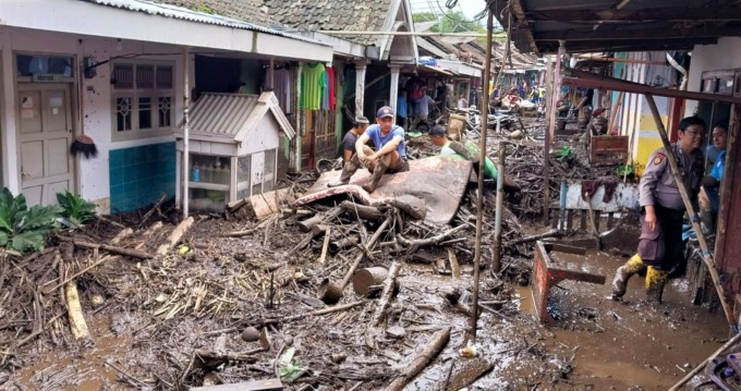 TERBAWA BANJIR: Kondisi permukiman penduduk korban banjir bandang di Kecamatan Ijen, Bondowoso. Lumpur bersama potongan kayu masuk ke rumah-rumah warga.