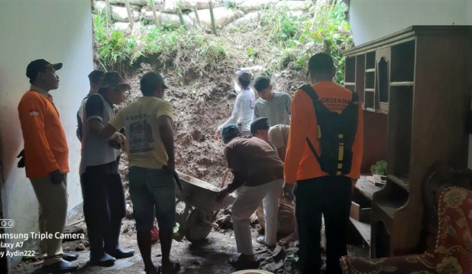 AMBROL: Kondisi rumah warga di Dusun Batu Ampar, Desa Mulyorejo, Kecamatan Silo, Jember, yang tertimpa tanah longsor, Sabtu (10/2) malam.