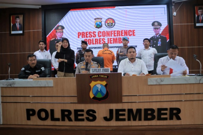 BEBERKAN KE PUBLIK: Kapolres Jember AKBP Hery Purnomo memimpin pers rilis pengungkapan kasus video hoax penculikan anak di polres setempat, Senin (13/2).