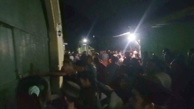 TINDAK TEGAS: Puluhan warga saat mendatangi Ponpes Al Djaliel 2 di Dusun Krajan RT 01 RW 01, Desa Mangaran, Kecamatan Ajung Jember, Senin (13/2) malam.