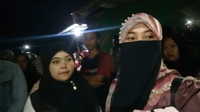 AMBIL TINDAKAN: Himatul Aliyah, istri FM, didampingi pihak keluarga dan puluhan warga mendatangi Ponpes Al Djaliel 2, Senin (13/2) malam.