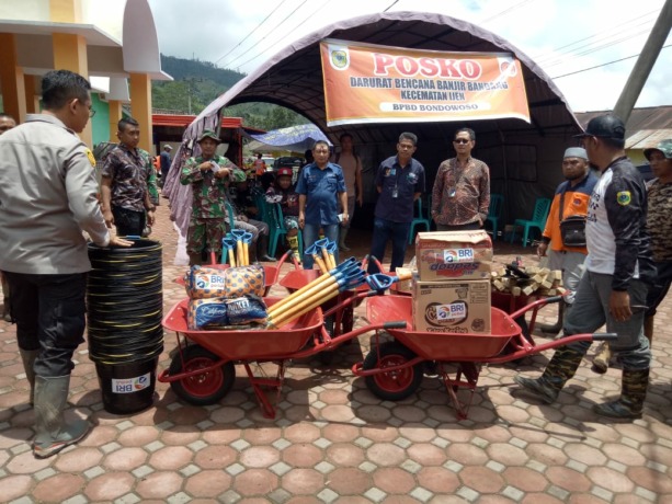 BANTU SESAMA: Penyaluran bantuan BRI Peduli di posko penanganan bencana banjir bandang di Kecamatan Ijen, Bondowoso.