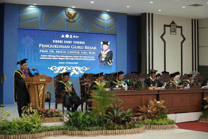 SAKRAL: Prof Moch Chotib, menyampaikan orasi ilmiah ”Membangun Budaya Zakat untuk Kemaslahatan Kesejahteraan Umat”. Orasi itu dia sampaikan pada pengukuhan guru besar di GKT lantai 3 UIN KHAS Jember, Rabu (12/02). (Humas UIN KHAS untuk Radar Jember)