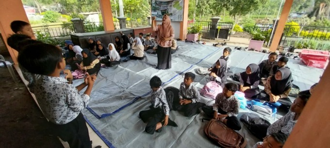 KELAS DARURAT: Aktivitas belajar siswa SDN Sempol 1 Kecamatan Ijen, Bondowoso, Kamis (16/2). Mereka menempati kelas darurat, balai desa dan musala warga. (Jumai/Radar Jember).