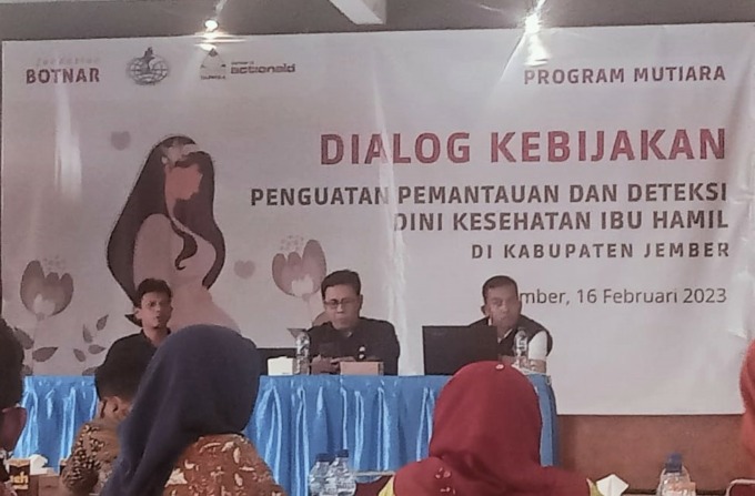 LIBATKAN MULTISEKTOR: Plt Kepala Dinkes Jember dr Koeshar Yudyarto (tengah) saat menghadiri diskusi merumuskan strategi peningkatan kesehatan ibu hamil untuk mencegah AKI-AKB di Jember, Kamis (16/2). (Foto: Mahrus Sholih/Radar Jember)