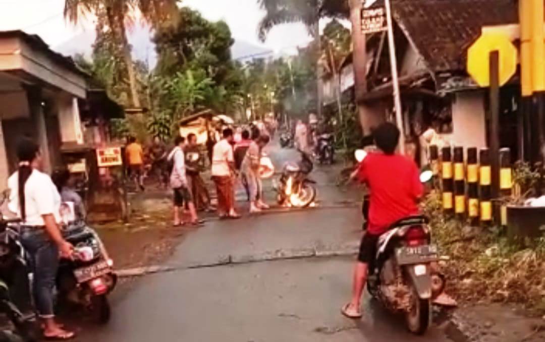 BERKOBAR: Tangkapan layar video terbakarnya motor di Dusun Karanganyar, Desa Sumbersalak, Kecamatan Ledokombo, Jember, petang ini (17/2).