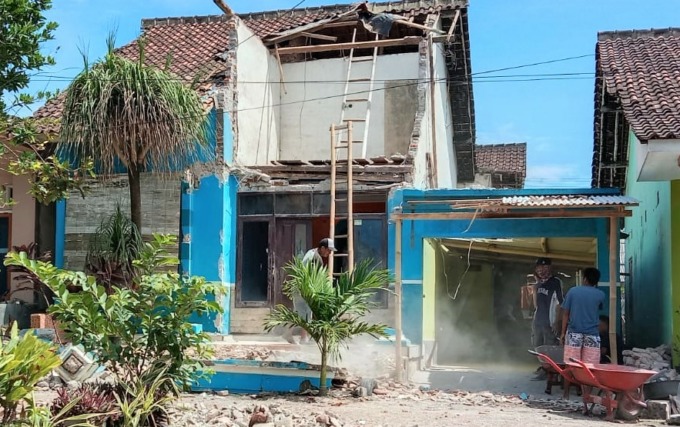 HANCUR: Kondisi lantai dua rumah Hartono, 53, warga Dusun Watu Ulo, Desa Sumberejo, Ambulu, Jember. Bangunan itu ambruk, Minggu (19/2). (Foto: Ngadi untuk Radar Jember)