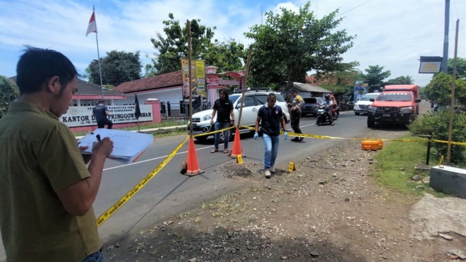 IDENTIFIKASI: Polisi melakukan olah TKP di lokasi pembacokan Jalan Raya Dusun Wedusan, Desa Pringgowirawan, Kecamatan Sumberbaru, Jember, Rabu (22/2). (Foto: Jumai/Radar Jember)