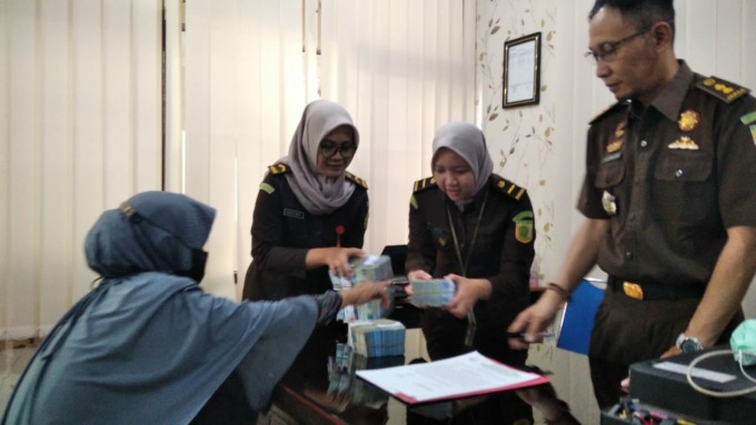 BUKTI KORUPSI: Tim Kejari Jember menghitung pengembalian uang korupsi DD Pocangan, Kecamatan Sukowono, di kantor kejaksaan setempat, Senin (27/2). (Foto: Humas Kejari Jember untuk Radar Jember)